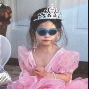 Meet your Posher, Ava